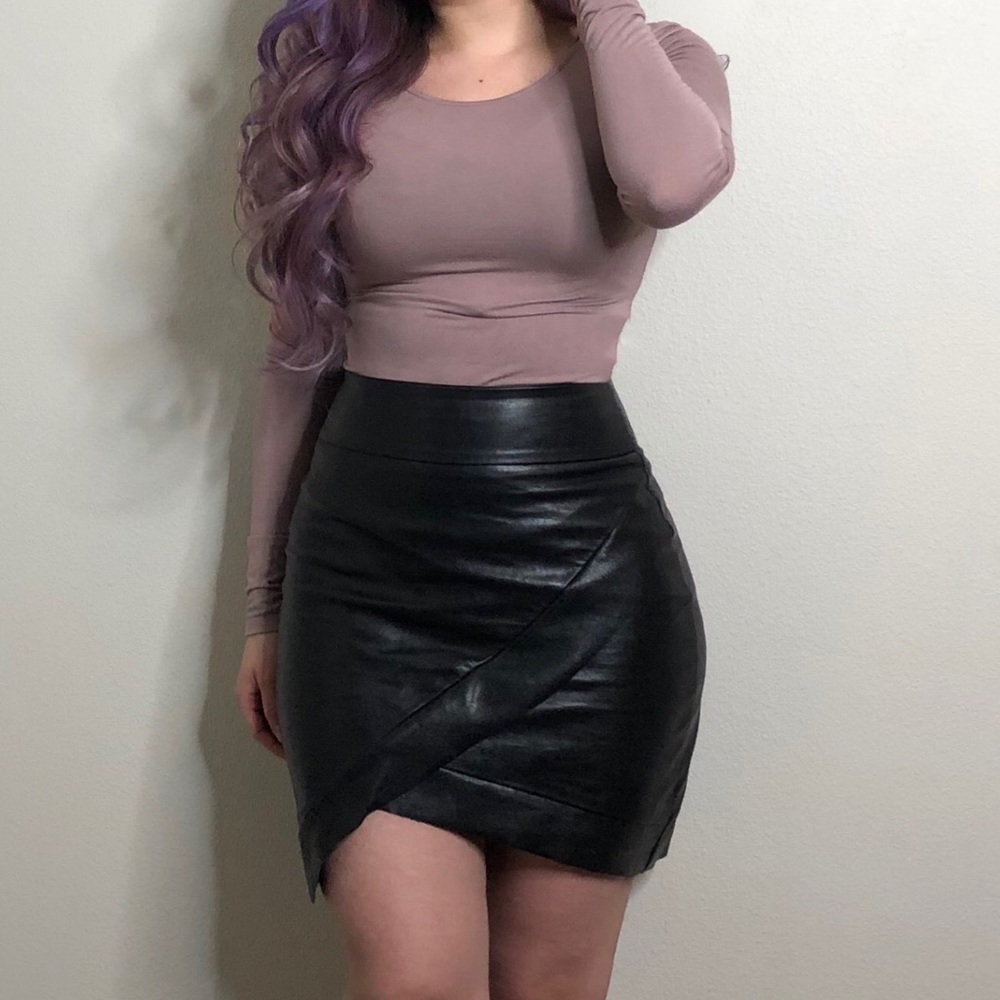Assymetrical leather skirt 🖤